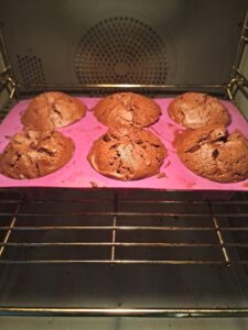 fertig gebackene, heiße Schokogugelhüpfchen