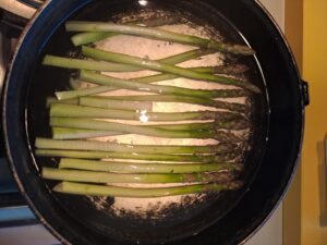 Spargel in große Pfanne