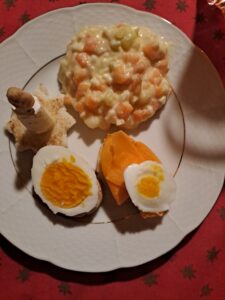 italienischer Salat mit Eiern und Lachsbrötchen