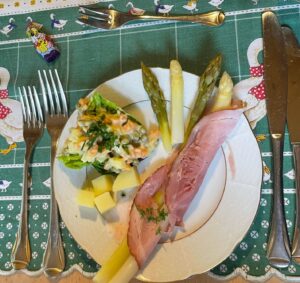 Spargel mit italienischem Salat