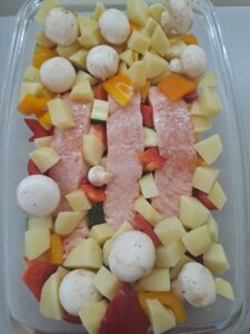 Lachs und Gemüse in der Auflaufform angerichtet