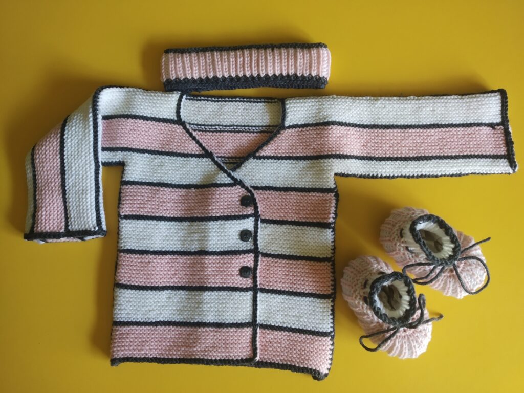 Mäntelchen samt Stirnband und Schühchen für die Kleinsten