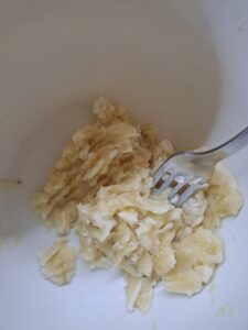 Banane mit der Gabel zerdrückt