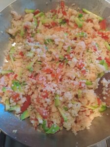 Couscous in die Pfanne