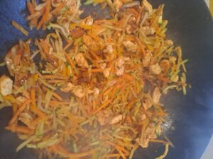 Fleisch zum Gemüse in den Wok