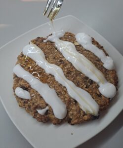 Honig aufs Joghurt auf dem Keks
