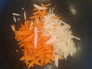 Karotten und Fenchel in den Wok