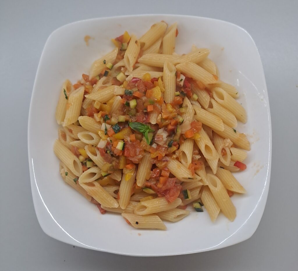 Mezze Penne mit Gemüsesugo angerichtet
