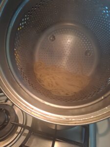 Nudel im Nudelsiebtopf abtropfen lassen