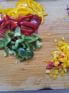 Paprika sehr kleinwürfelig schneiden