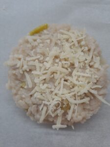 mit Parmesankäse bestreut