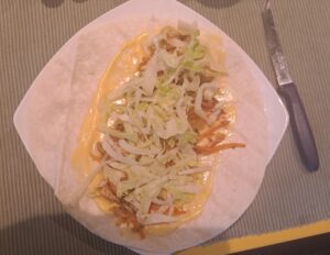 z.B. viel Salat auf den Tortilla-Fladen