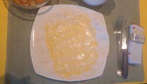 z.B. Mayonnaise auf den Tortilla-Fladen