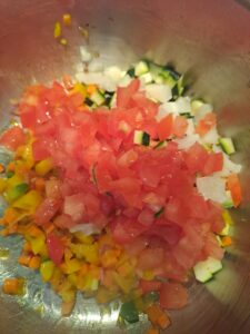 Zucchini, Blumenkohl und Tomaten dazugeben