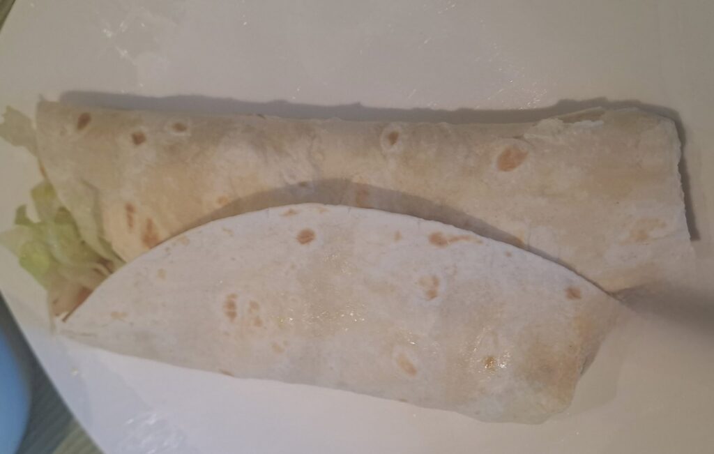 Wrap mit Truthahnstreifen angerichtet