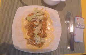 z.B. wenig Salat auf den Tortilla-Fladen