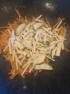 Zucchini in den Wok