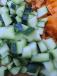 Zucchini kleinwürfelig geschnitten
