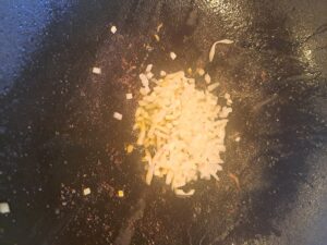 Zwiebel in Wok anbraten