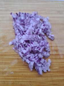 Zwiebel in kleine Würfel geschnitten
