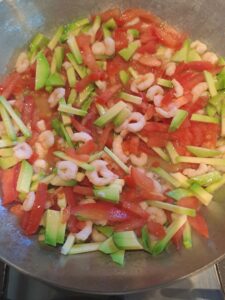 Schrimps, Tomaten und Avocado verrühren