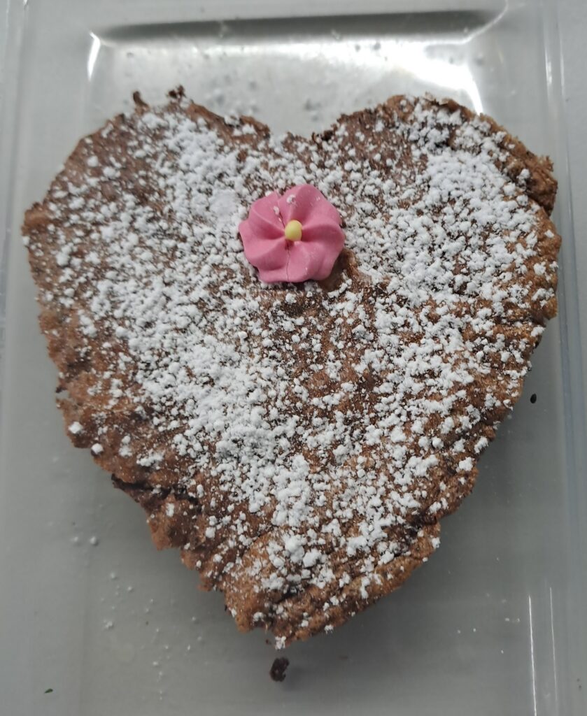 Browniekuchen verziert angerichtet