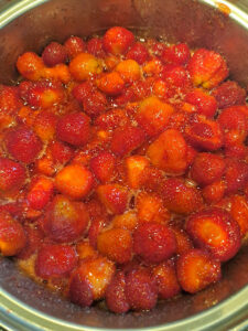 Erdbeeren und Zucker im Topf
