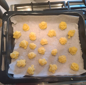 ein Blech voller Kartoffelröschen