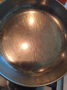 Öl in der Pfanne überall verteilt