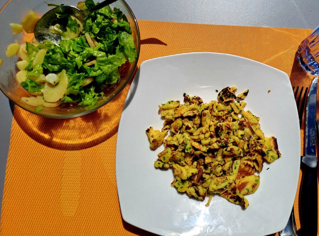 Schnittlauchschmarrn angerichtet Schnittlauchschmarrn mit Kartoffel-Blattsalat angerichtet