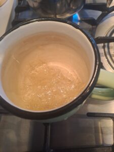 kalte, ausgedrückte Blattgelatine erhitzen
