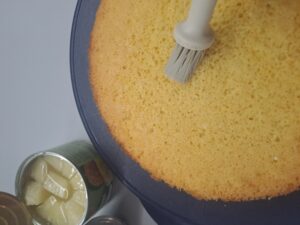 Ananassaft auf Torteninnenboden verteilen