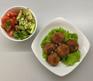 Gemüsearancini als Hauptgericht angerichtet