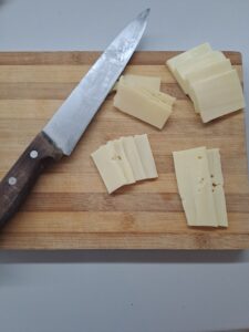 Käse in dünne Scheiben geschnitten