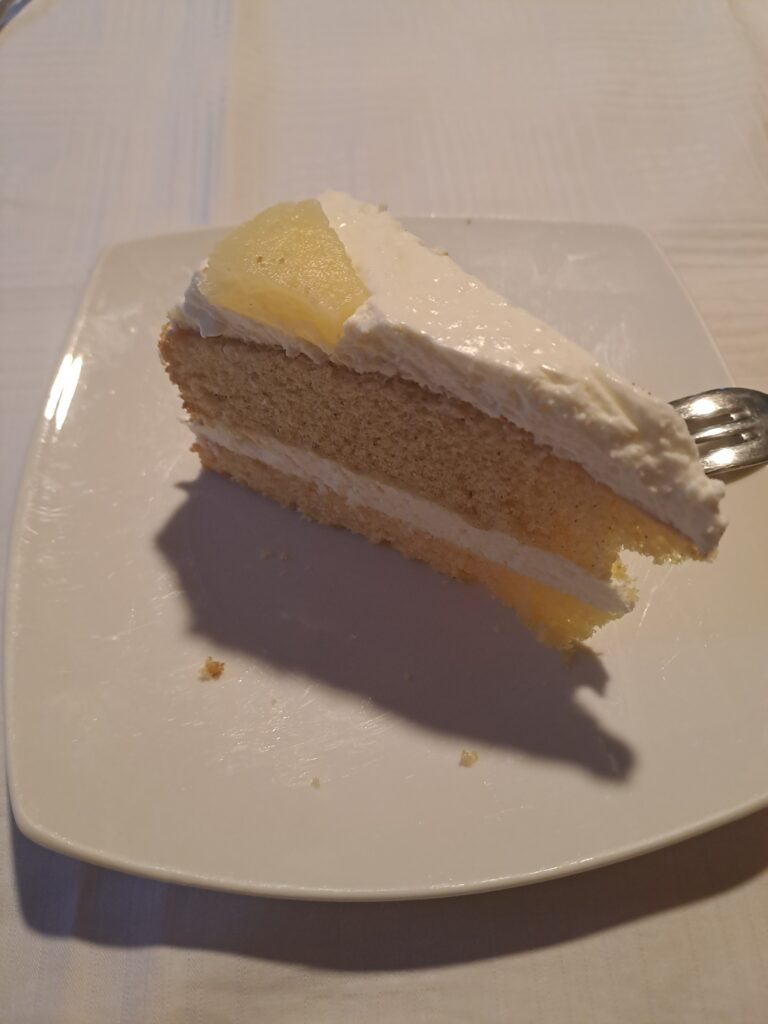 Strickarin_Kokos_Ananas_Torte_angerichtet