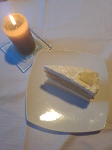 Kokos-Ananas-Torte angerichtet
