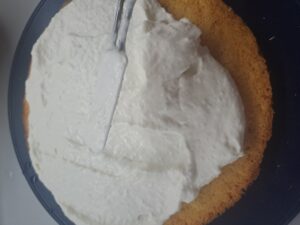 Joghurt-Sahne-Kokos-Masse verteilen
