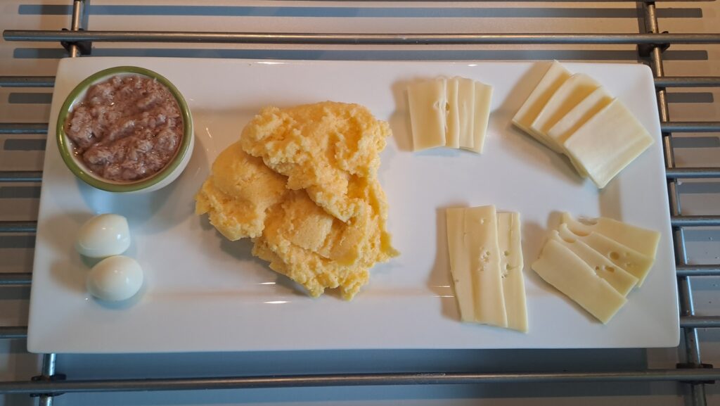 Polenta mit Käse, Wachtelei und Thunfisch