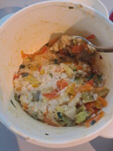 Reis bzw. Risotto- und Gemüsesreste mischen