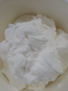 steife Sahne zur Joghurt-Kokos-Creme