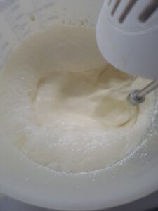 Sahne mit Zucker steif schlagen