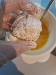 bemehlte Reisbällchen