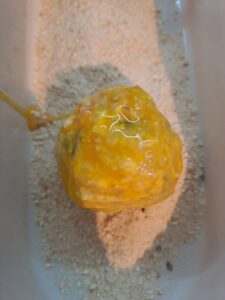 Reisbällchen in Brotbröseln wälzen