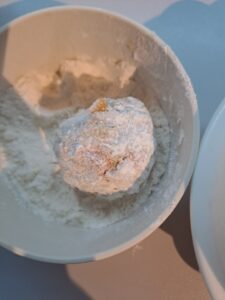 Reisbällchen im Mehl wälzen