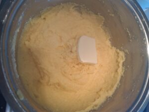 Butter in die Polenta