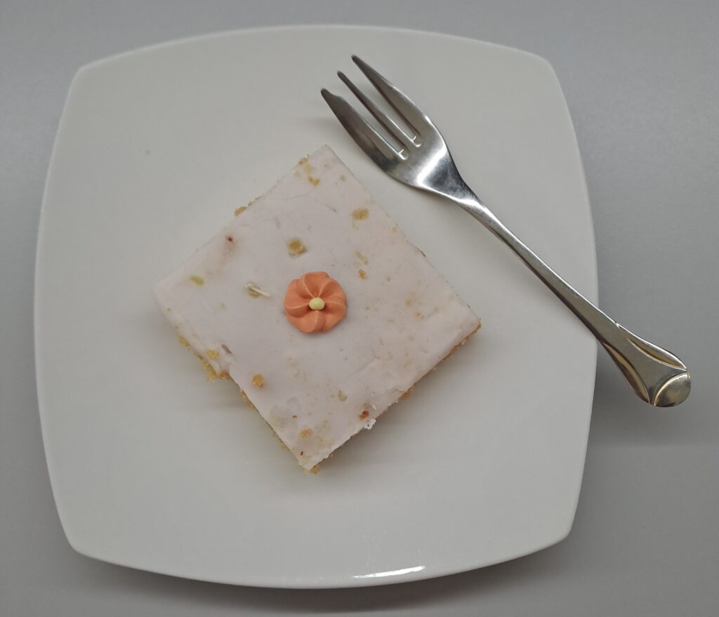 Zitronenkuchen angerichtet
