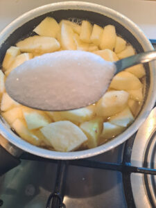 Zucker zu den Äpfeln