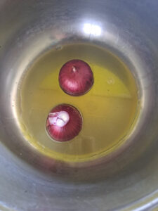 rote Zwiebel anbraten