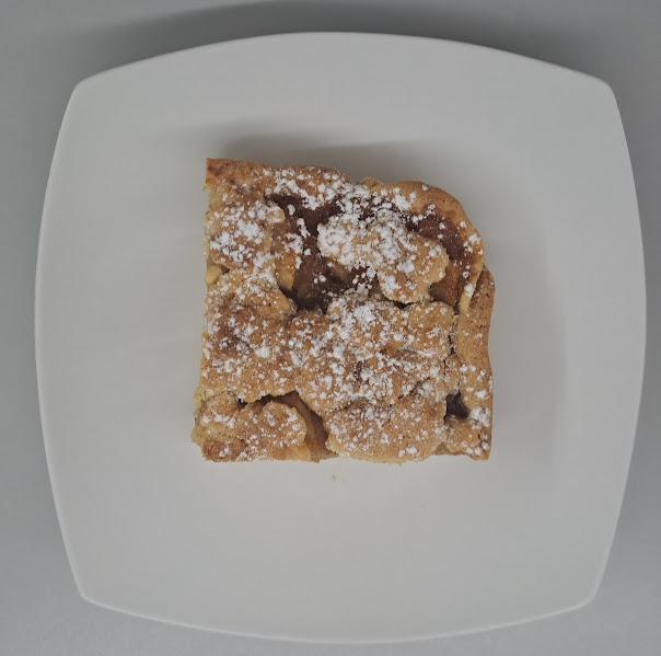 angerichteter Apfelmus Streuselkuchen