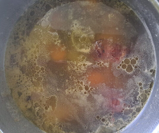 fertig gekochte Hühnerbrühe Hühnerbrühe gar gekocht